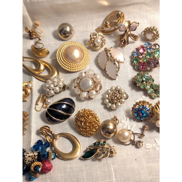 Lot of Vintage Gold Tone Clip On Screw Back Single Earrings - Picture 7 of 9